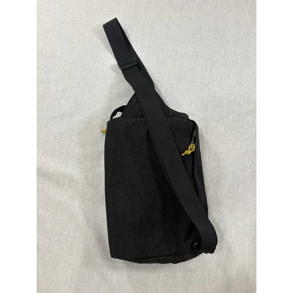 The North Face Berkeley Field Bag Black Shoulder Bag Zip Closure Outdoor